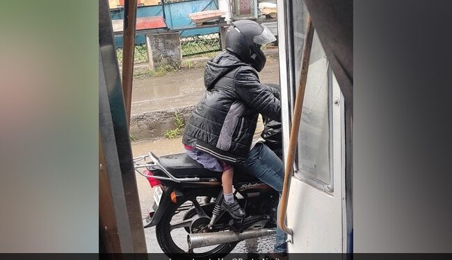 To Save The Child From The Rain, The Father Opened The Jacket, People Said – Father Does Not Show Love, He Does – बच्चे को बारिश से बचाने के लिए पिता ने जैकेट खोल दी, लोगों ने कहा