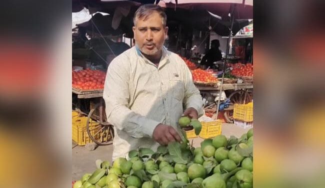 Viral Funny Video: A Fruit Seller Unique Style Of Selling Fruits Video Viral On Internet
