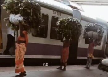 Watch The Video And Tell How Many Sacks Women Are Filling In The Train In 20 Seconds, 3 Lakh People Watched The Video