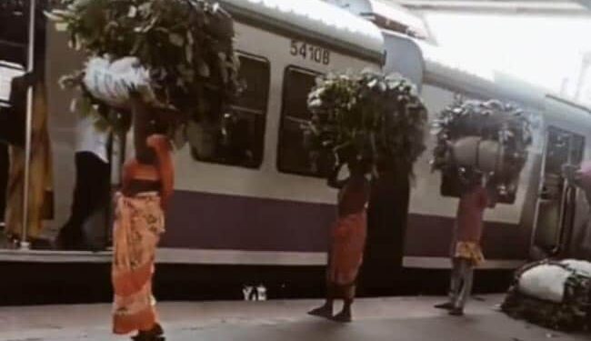 Watch The Video And Tell How Many Sacks Women Are Filling In The Train In 20 Seconds, 3 Lakh People Watched The Video