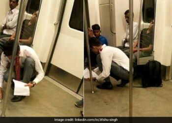 Boy Cleans Up Floor After Spilling Food In Delhi Metro Internet Reacts See Viral Post