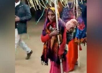 In The Procession, The Mother Is Holding The Light By Hanging The Child On Her Back, So That She Can Get Food For 2 Times, The Video Will Make You Emotional