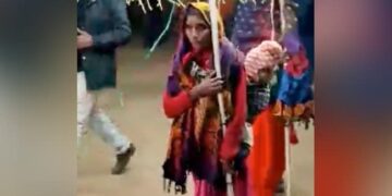 In The Procession, The Mother Is Holding The Light By Hanging The Child On Her Back, So That She Can Get Food For 2 Times, The Video Will Make You Emotional