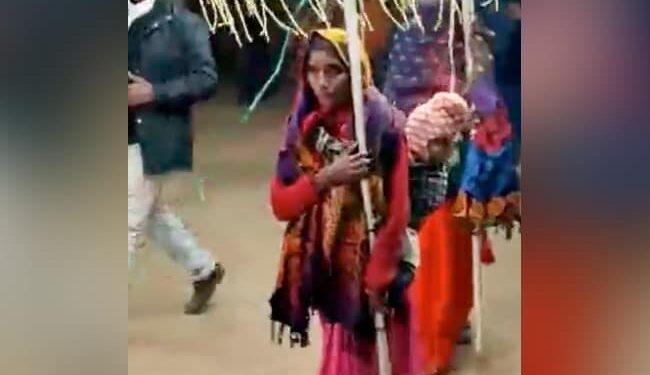 In The Procession, The Mother Is Holding The Light By Hanging The Child On Her Back, So That She Can Get Food For 2 Times, The Video Will Make You Emotional