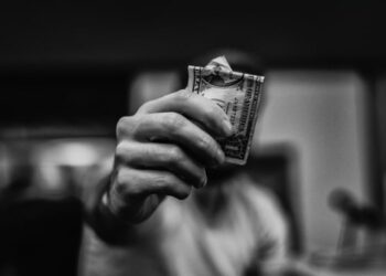 Man Wearing Police Cap Robs Two Stores Because He Was Getting Bored In US Internet Shocked See Viral Story – नकली पुलिसवाला बनकर शख्स ने लूटी दो दुकानें, Police ने पूछी वजह, कहा