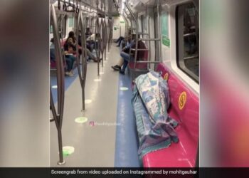 Boy Lying Down On The Delhi Metro Seat Started Sleeping Covered With A Bedsheet Passengers Shocked To See It See Viral Video