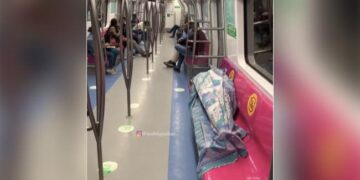 Boy Lying Down On The Delhi Metro Seat Started Sleeping Covered With A Bedsheet Passengers Shocked To See It See Viral Video