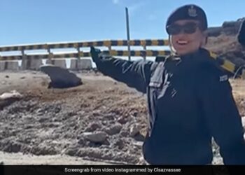 Woman Police Officer Dancing To Mera Dil Yeh Pukare Aaja On Road Internet Amazed See Viral Video