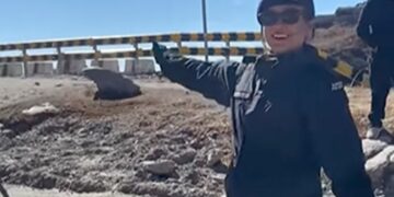Woman Police Officer Dancing To Mera Dil Yeh Pukare Aaja On Road Internet Amazed See Viral Video