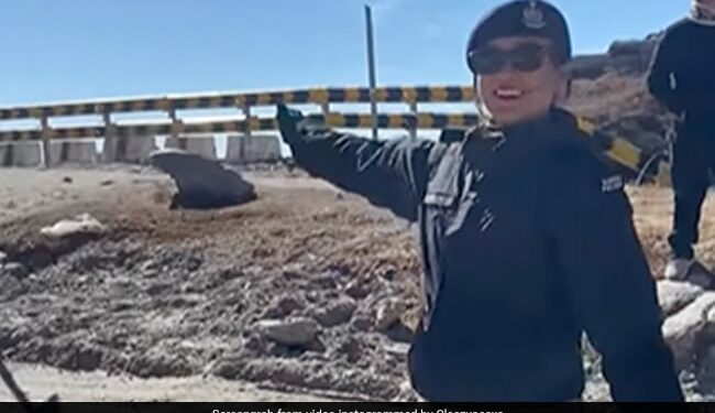 Woman Police Officer Dancing To Mera Dil Yeh Pukare Aaja On Road Internet Amazed See Viral Video