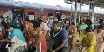 Know Why Did Many Women Start Dancing On Railway Platform: Passengers Heading To Tamil Festival Get A Traditional Dance Welcome