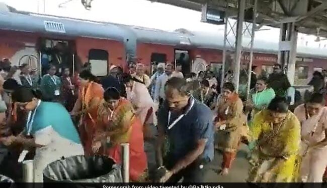 Know Why Did Many Women Start Dancing On Railway Platform: Passengers Heading To Tamil Festival Get A Traditional Dance Welcome