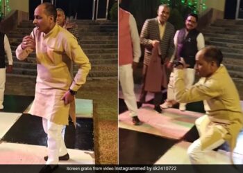 Uncle Epic Dance Performance On Titliaan Sets Fire On DJ Floor Internet Say Super Se Bhi Upar See Viral Video – यार मेरा तितलियां वर्गा… गाने पर डांस से शख्स ने हिला दिया डीजे फ्लोर, हवा में लहराकर मटकाई कमर, लोग बोले