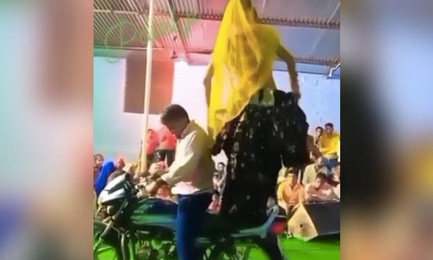 Woman Dance On Bike: Video Of Woman Dancing While Standing On Bike Goes Viral On Social Media