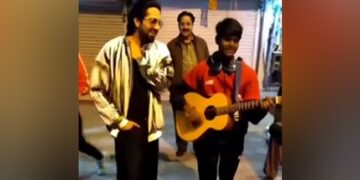 Ayushmann Khurrana Jams With Street Artist In Delhi: Ayushmann Khurrana Singing With Delhi Street Singer In Delhi Janpath Video Viral
