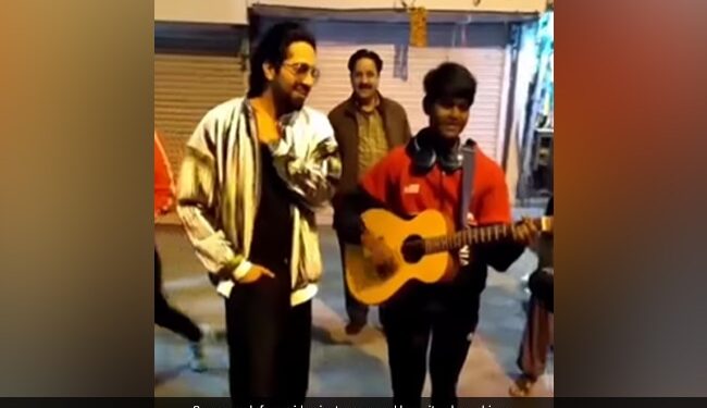 Ayushmann Khurrana Jams With Street Artist In Delhi: Ayushmann Khurrana Singing With Delhi Street Singer In Delhi Janpath Video Viral