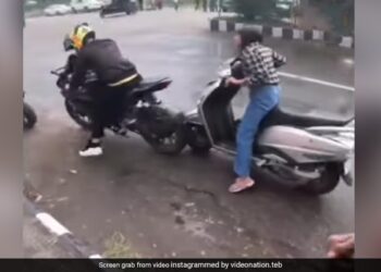 Girl Hit The Bike Standing On The Road Then Fighting With Bike Owner Internet Shocked See Papa Ki Pari Viral Video – सड़क पर खड़ी बाइक को दीदी ने स्कूटी से टक्कर मारकर गिराया, बोली- दिखता नहीं क्या? लोगों ने कहा