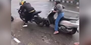 Girl Hit The Bike Standing On The Road Then Fighting With Bike Owner Internet Shocked See Papa Ki Pari Viral Video – सड़क पर खड़ी बाइक को दीदी ने स्कूटी से टक्कर मारकर गिराया, बोली- दिखता नहीं क्या? लोगों ने कहा