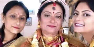 Daughter Gets Her 50 Year Old Mother Remarried Internet Loves It Watch Video – बेटी ने दोबारा करवाई अपनी 50 साल की मां की शादी, Video देख लोग लुटा रहे प्यार, कहा