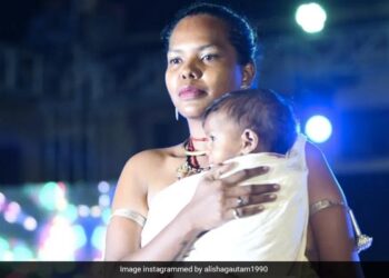 The Model Started Walking On The Ramp Hugging Her Daughter, People Applauded And Said – If There Is A Mother Then There Is The World – बेटी को सीने से लगाकर रैंप पर वॉक करने लगी मॉडल, लोगों ने तालियों के साथ कहा