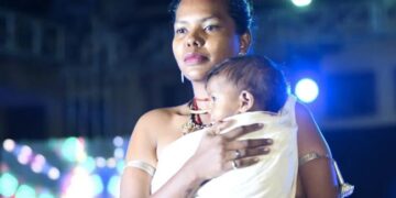 The Model Started Walking On The Ramp Hugging Her Daughter, People Applauded And Said – If There Is A Mother Then There Is The World – बेटी को सीने से लगाकर रैंप पर वॉक करने लगी मॉडल, लोगों ने तालियों के साथ कहा