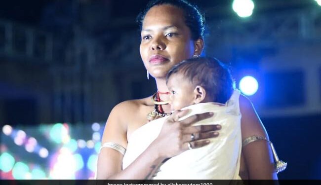 The Model Started Walking On The Ramp Hugging Her Daughter, People Applauded And Said – If There Is A Mother Then There Is The World – बेटी को सीने से लगाकर रैंप पर वॉक करने लगी मॉडल, लोगों ने तालियों के साथ कहा