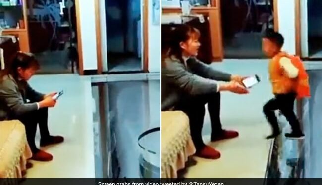 Metro Dropping Boy Directly Inside Home Divides The Internet Says This Is Future See Viral Video – बच्चे को पहुंचाने के लिए घर के अंदर आ गई मेट्रो, Video देख घबरा गए लोग, बोले