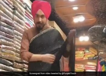 Man Drapes Saree At A Store Internet Amused With His Skills See Viral Video – सरदार जी ने इतनी तेज़ रफ्तार में पहनी साड़ी, हैरान रह गए दुकान पर बैठे लोग, बोले