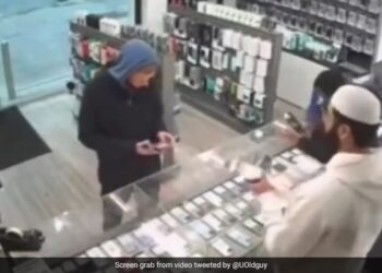 हाथ में मोबाइल लेते ही दुकान से भागने लगा शख्स, तभी दरवाज़े बंद हो गए, उसके बाद जो हुआ…