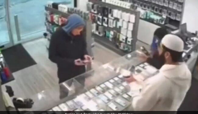 हाथ में मोबाइल लेते ही दुकान से भागने लगा शख्स, तभी दरवाज़े बंद हो गए, उसके बाद जो हुआ…