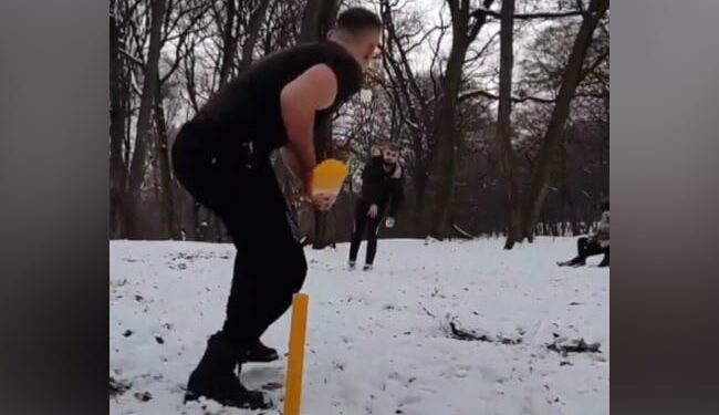 Seeing The Video Of A Person Playing Cricket With An Ice Ball, Dinesh Karthik Asked – What Is The Name Of This Game? – बर्फ की गेंद से क्रिकेट खेल रहे शख्स का वीडियो देख दिनेश कार्तिक ने पूछा