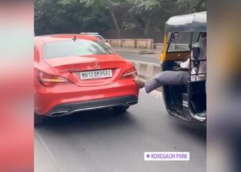 When Mercedes Car Ran Out Of Oil On The Road, Auto Driver Helped By Pushing, Video Went Viral