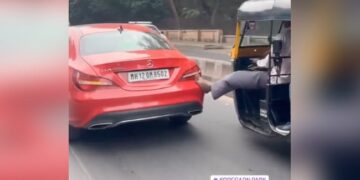 When Mercedes Car Ran Out Of Oil On The Road, Auto Driver Helped By Pushing, Video Went Viral