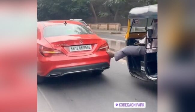 When Mercedes Car Ran Out Of Oil On The Road, Auto Driver Helped By Pushing, Video Went Viral