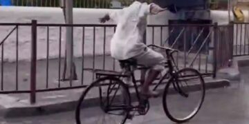 Elderly Man Riding A Bicycle While Waving Both Hands In The Air Without Holding The Handle Internet Shocked See Viral Video
