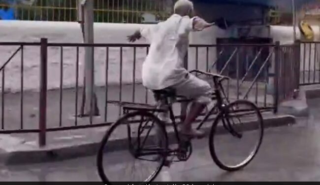 Elderly Man Riding A Bicycle While Waving Both Hands In The Air Without Holding The Handle Internet Shocked See Viral Video