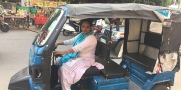When The Husband Died, The Wife Started Driving An E-rickshaw, Anand Mahindra Said – You Have Courage! – पति की मौत हो गई तो पत्नी ने ई-रिक्शा चलाना शुरु किया, आनंद महिंद्रा ने कहा