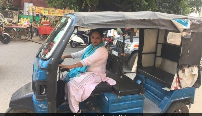 When The Husband Died, The Wife Started Driving An E-rickshaw, Anand Mahindra Said – You Have Courage! – पति की मौत हो गई तो पत्नी ने ई-रिक्शा चलाना शुरु किया, आनंद महिंद्रा ने कहा