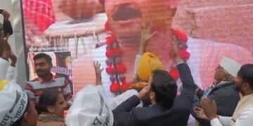 AAP Workers Dances To Manoj Tiwari Song Chat Deni Maar Deli Celebrating Victory See Video