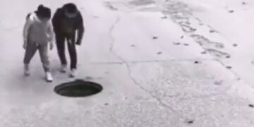 Kids Covering Manhole Video Goes Viral Internet Appreciates The Effort