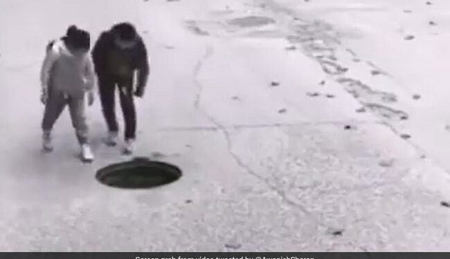 Kids Covering Manhole Video Goes Viral Internet Appreciates The Effort