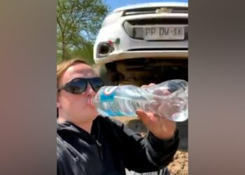 The Car Came At A High Speed And Crossed Over The Woman, But She Kept Drinking Water, People Said – Dont You Feel Scared? – तेज़ रफ्तार में गाड़ी आकर महिला के ऊपर पार हो गई, मगर वो पानी पीती रही, लोग बोले