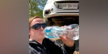 The Car Came At A High Speed And Crossed Over The Woman, But She Kept Drinking Water, People Said – Dont You Feel Scared? – तेज़ रफ्तार में गाड़ी आकर महिला के ऊपर पार हो गई, मगर वो पानी पीती रही, लोग बोले