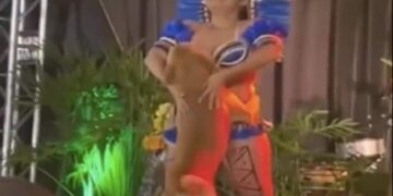 The Dog Did A Tremendous Dance On The Stage With The Woman, People Said – This Is Unimaginable, Watch The Video – महिला के साथ कुत्ते ने स्टेज पर किया ज़बर्दस्त डांस, लोगों ने कहा