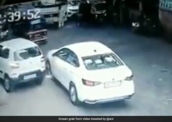 Bus Passed Over A Man While Crossing The Road Then What Happened Next You Will Shocked Watch Viral Video