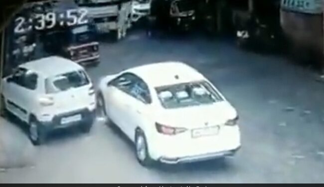 Bus Passed Over A Man While Crossing The Road Then What Happened Next You Will Shocked Watch Viral Video