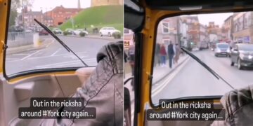 Man Taking An Auto Rickshaw Ride On The Streets Of UK Internet Loves It Watch Viral Video – इंग्लैंड की सड़कों पर ऑटो-रिक्शा की सवारी करते शख्स का Video वायरल, लोग बोले