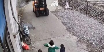 Little Girl Stood In Front Of Crane: Video Of Little Girl Shielding Her Siblings Goes Viral