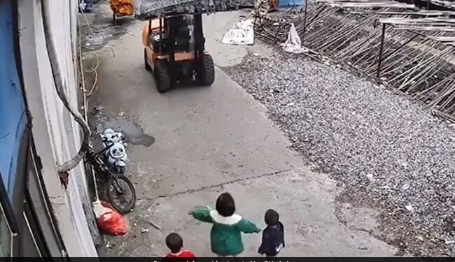 Little Girl Stood In Front Of Crane: Video Of Little Girl Shielding Her Siblings Goes Viral