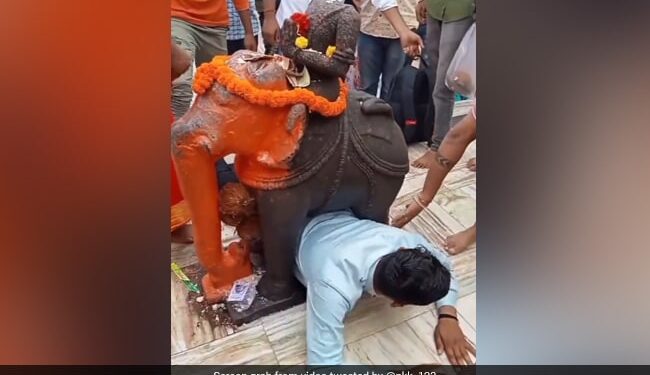 The Man Was Getting Out From Under The Elephant Statue, Got Stuck In The Middle, The Video Is Going Viral